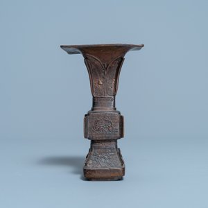 Deux bols en porcelaine de Chine en bleu et blanc et un vase en bronze, Ming — photo 10