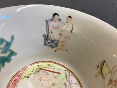 Deux bols en porcelaine de Chine famille rose aux sujets érotiques, marque de Kangxi, 19ème — photo 4