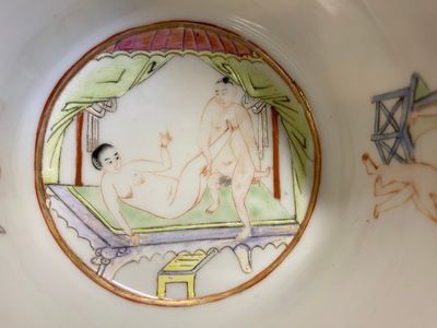 Deux bols en porcelaine de Chine famille rose aux sujets érotiques, marque de Kangxi, 19ème — photo 5
