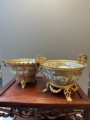 Deux bols en porcelaine de Chine famille rose de Canton aux montures en bronze doré, 19ème — photo 1