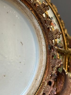 Deux bols en porcelaine de Chine famille rose de Canton aux montures en bronze doré, 19ème — photo 11