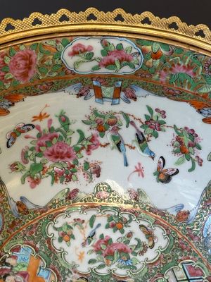 Deux bols en porcelaine de Chine famille rose de Canton aux montures en bronze doré, 19ème — photo 15