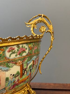 Deux bols en porcelaine de Chine famille rose de Canton aux montures en bronze doré, 19ème — photo 17