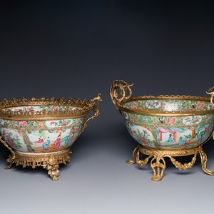 Deux bols en porcelaine de Chine famille rose de Canton aux montures en bronze doré, 19ème — photo 1