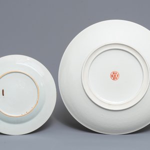 Deux bols en porcelaine de Chine famille verte dite 'de Nankin', un plat famille rose et une assiette de style Imari, 18/20ème — photo 6
