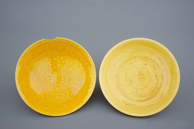 Deux bols en porcelaine de Chine monochrome jaune, 18/19ème