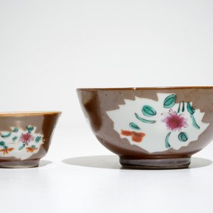Deux bols et huit tasses et soucoupes en porcelaine de Chine famille rose à fond brun capucin, Qianlong — photo 4