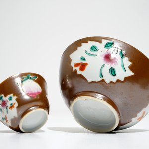 Deux bols et huit tasses et soucoupes en porcelaine de Chine famille rose à fond brun capucin, Qianlong — photo 9