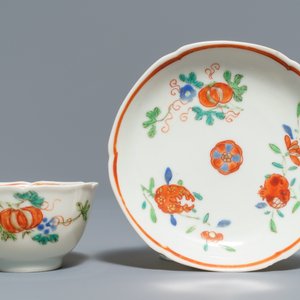 Deux bols et trois tasses et soucoupes en porcelaine de Chine famille rose, Qianlong — photo 2