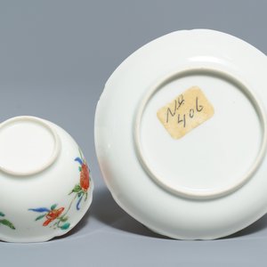 Deux bols et trois tasses et soucoupes en porcelaine de Chine famille rose, Qianlong — photo 3