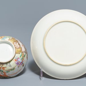 Deux bols et trois tasses et soucoupes en porcelaine de Chine famille rose, Qianlong — photo 7