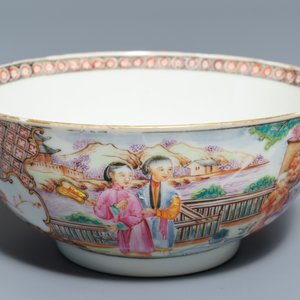 Deux bols et trois tasses et soucoupes en porcelaine de Chine famille rose, Qianlong — photo 9
