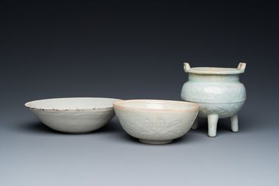 Deux bols et un brûle-parfum tripod en porcelaine de Chine qingbai, Song/Ming