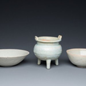 Deux bols et un brûle-parfum tripod en porcelaine de Chine qingbai, Song/Ming — photo 2
