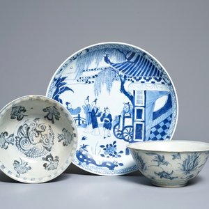 Deux bols et un plat en porcelaine de Chine bleu et blanc, Ming et Kangxi — photo 1