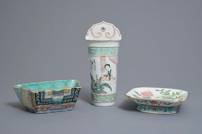 Deux bols et un vase à suspendre en porcelaine de Chine famille rose, 19ème