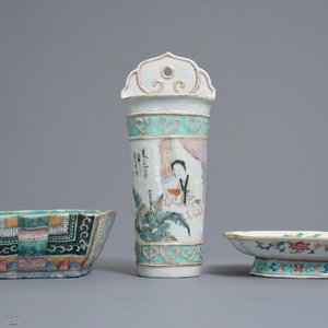 Deux bols et un vase à suspendre en porcelaine de Chine famille rose, 19ème — photo 2