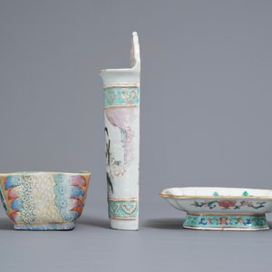 Deux bols et un vase à suspendre en porcelaine de Chine famille rose, 19ème — photo 5