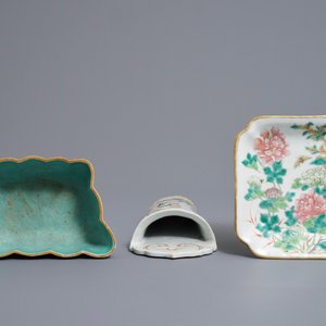 Deux bols et un vase à suspendre en porcelaine de Chine famille rose, 19ème — photo 6