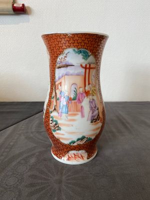 Deux bols et un vase en porcelaine de Chine famille rose de Canton et une boîte en laque, Qianlong et postérieur — photo 13