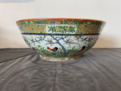 Deux bols et un vase en porcelaine de Chine famille rose de Canton et une boîte en laque, Qianlong et postérieur — photo 25