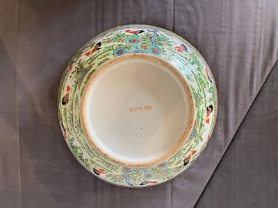 Deux bols et un vase en porcelaine de Chine famille rose de Canton et une boîte en laque, Qianlong et postérieur — photo 29
