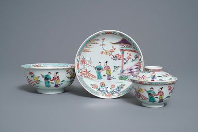 Deux bols et une assiette en porcelaine de Chine famille rose, marque et époque de Yongzheng