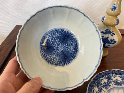 Deux bols et une coupe en porcelaine de Chine en bleu et blanc et un arroseur à fond café au lait, Kangxi — photo 3