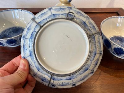 Deux bols et une coupe en porcelaine de Chine en bleu et blanc et un arroseur à fond café au lait, Kangxi — photo 7