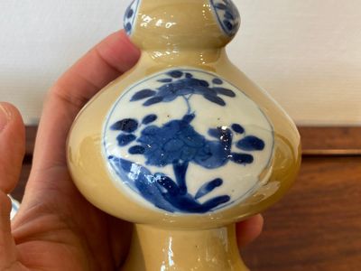 Deux bols et une coupe en porcelaine de Chine en bleu et blanc et un arroseur à fond café au lait, Kangxi — photo 10