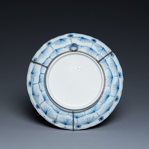 Deux bols et une coupe en porcelaine de Chine en bleu et blanc et un arroseur à fond café au lait, Kangxi — photo 3