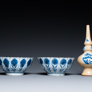 Deux bols et une coupe en porcelaine de Chine en bleu et blanc et un arroseur à fond café au lait, Kangxi — photo 6