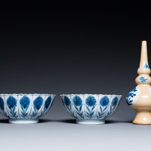 Deux bols et une coupe en porcelaine de Chine en bleu et blanc et un arroseur à fond café au lait, Kangxi — photo 7