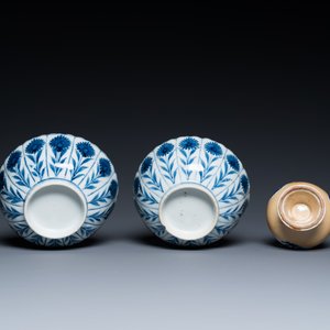Deux bols et une coupe en porcelaine de Chine en bleu et blanc et un arroseur à fond café au lait, Kangxi — photo 9