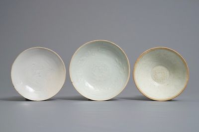 Deux bols et une coupe en porcelaine de Chine qingbai à décor sous couverte, Song
