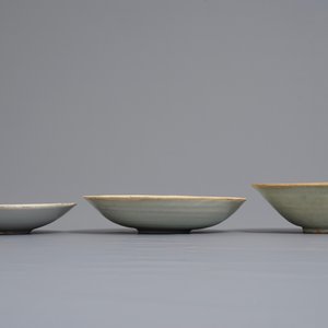 Deux bols et une coupe en porcelaine de Chine qingbai à décor sous couverte, Song — photo 3