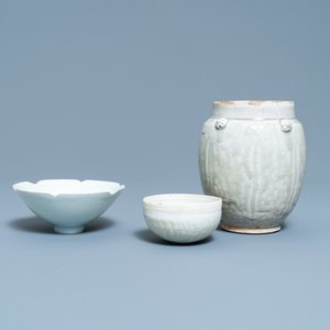 Deux bols et une jarre en porcelaine de Chine de type qingbai, Song — photo 1