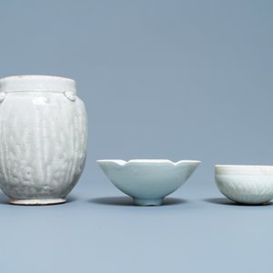 Deux bols et une jarre en porcelaine de Chine de type qingbai, Song — photo 3