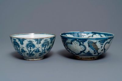 Deux bols persans en céramique safavide bleu et blanc, 17/18ème