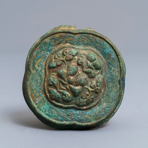 Deux boucles de ceinture en bronze incrusté et un ornément, Zhou ou Han — photo 2