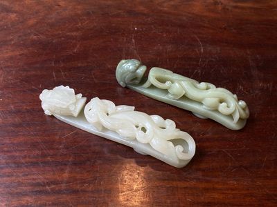Deux boucles de ceintures sculptées en jade blanc et céladon, Chine, Qing — photo 1