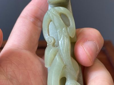 Deux boucles de ceintures sculptées en jade blanc et céladon, Chine, Qing — photo 11