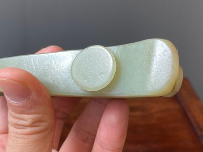 Deux boucles de ceintures sculptées en jade blanc et céladon, Chine, Qing — photo 15