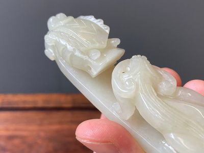 Deux boucles de ceintures sculptées en jade blanc et céladon, Chine, Qing — photo 4