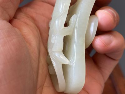 Deux boucles de ceintures sculptées en jade blanc et céladon, Chine, Qing — photo 9