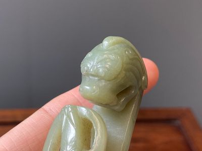 Deux boucles de ceintures sculptées en jade blanc et céladon, Chine, Qing — photo 10
