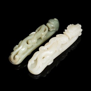 Deux boucles de ceintures sculptées en jade blanc et céladon, Chine, Qing — photo 1