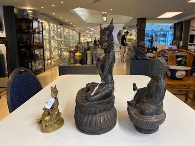 Deux bouddhas en bronze doré et un en fer de fonte, Tibet, 19/20ème — photo 2