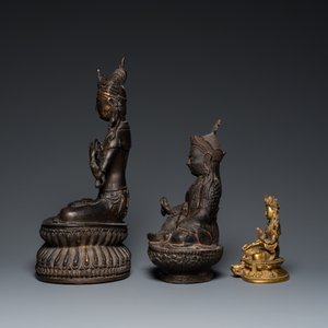 Deux bouddhas en bronze doré et un en fer de fonte, Tibet, 19/20ème — photo 3