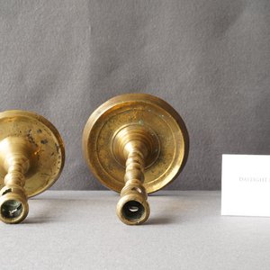 Deux bougeoirs en bronze, Flandres ou Pays-Bas, 16ème — photo 11